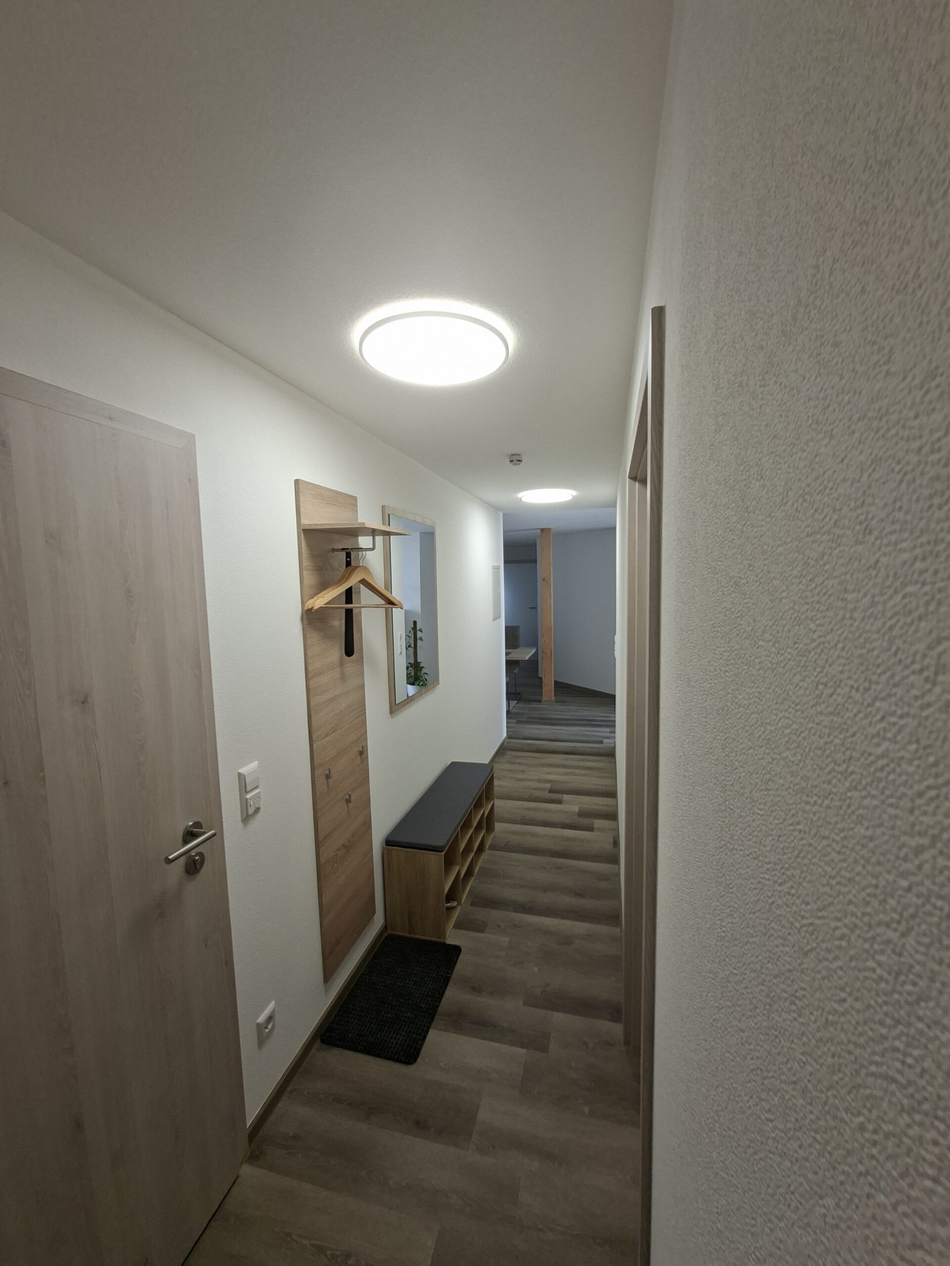 Eingangsbereich mit Garderobe in Appartement 1