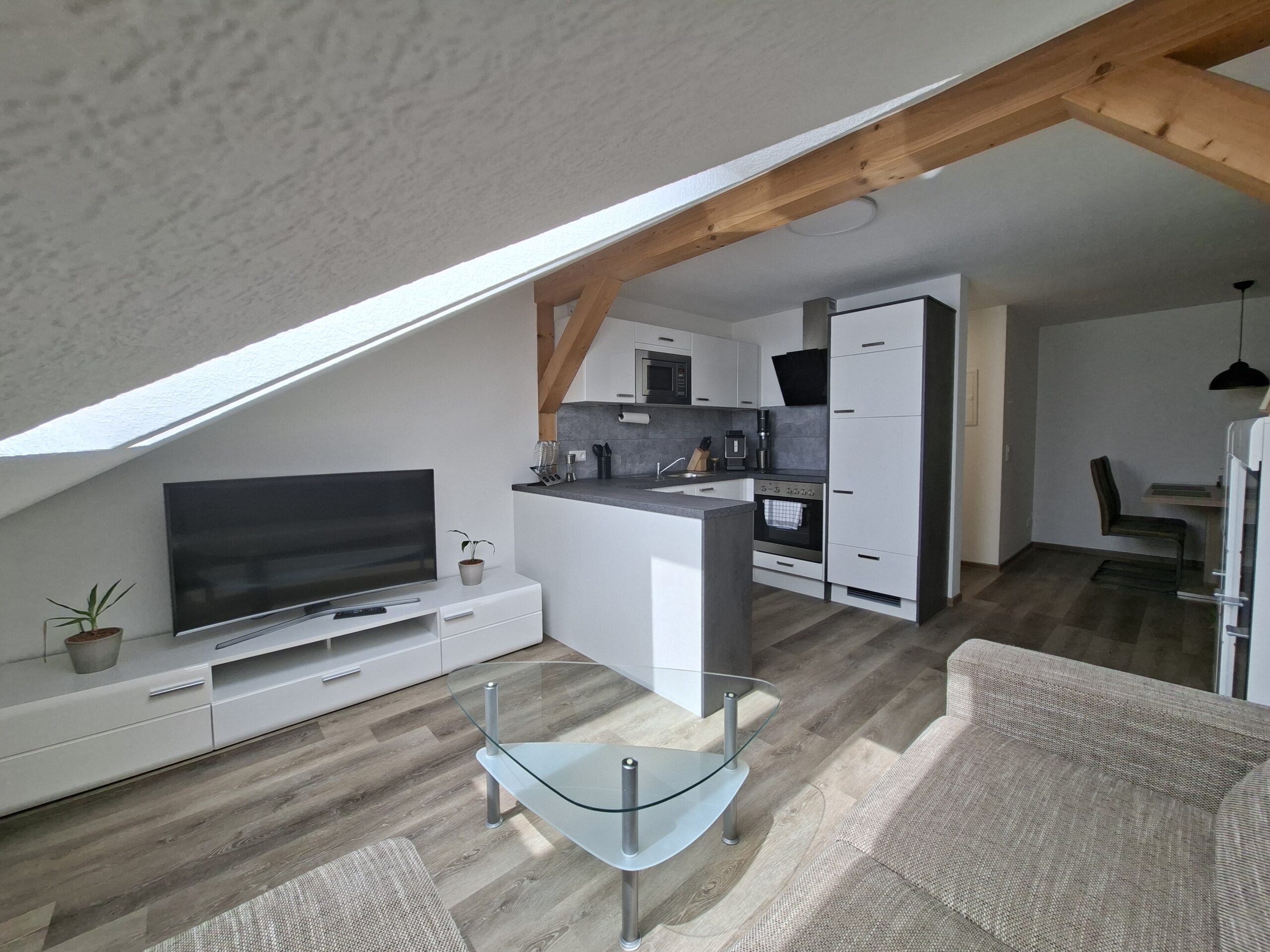 Heller Wohnbereich mit Sitzecke in Appartement 1