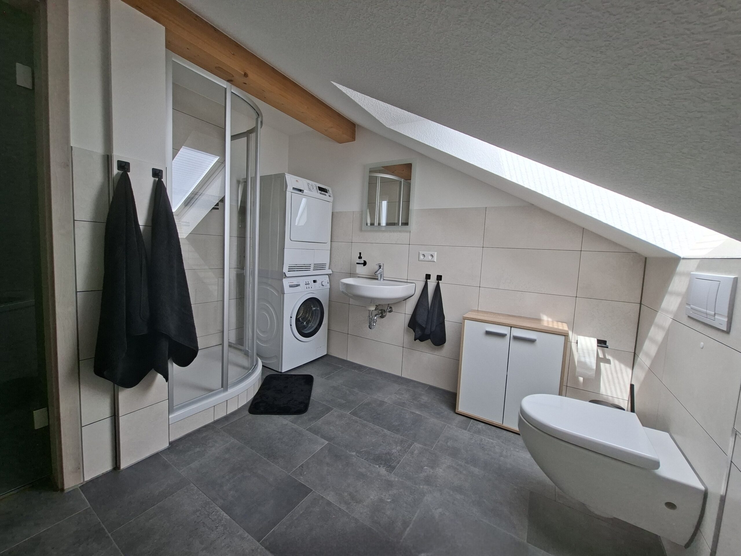 Modernes Tageslichtbad in Appartement 1