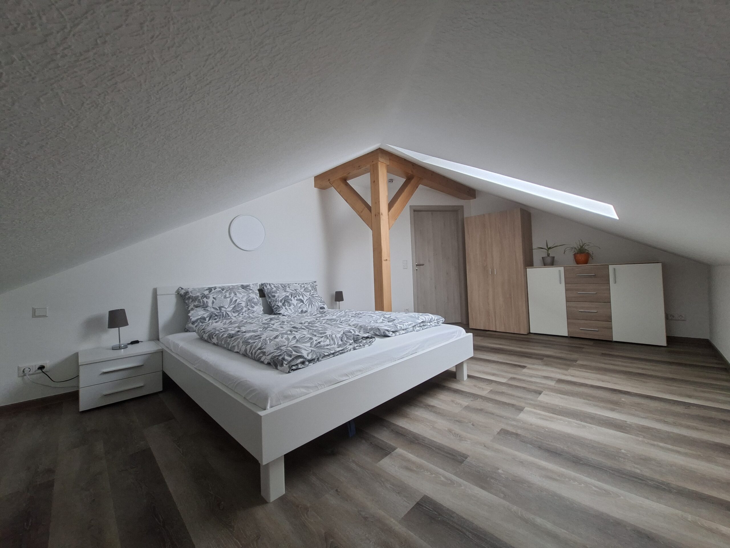 Großzügiges Schlafzimmer in Appartement 2
